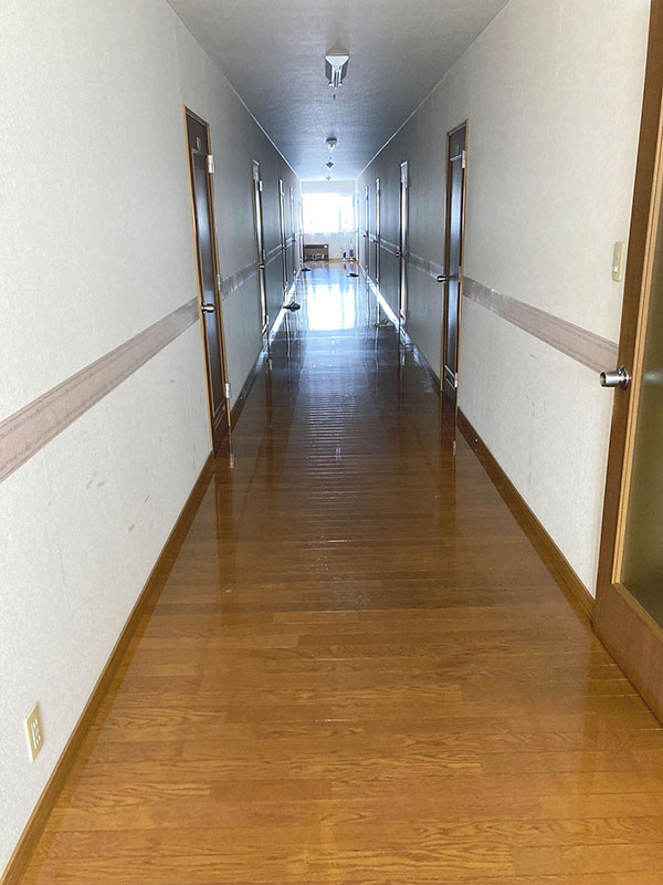 2F上がって右手・廊下　22時以降はお静かに！