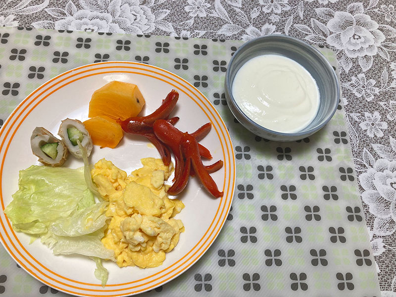 今日はパンの日！　スクランブルエッグとタコさんウインナー、果物とヨーグルト