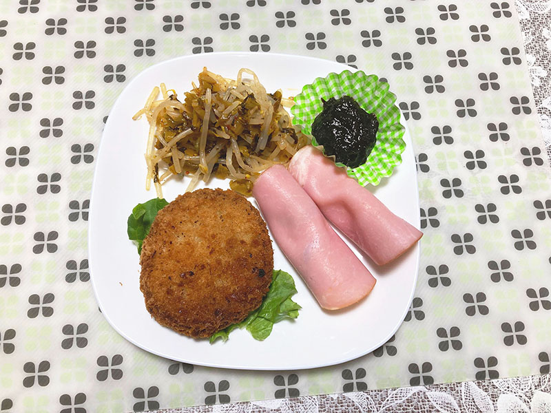 ポテトコロッケ、ポテサラのハム巻き、もやしの高菜和えと佃煮海苔