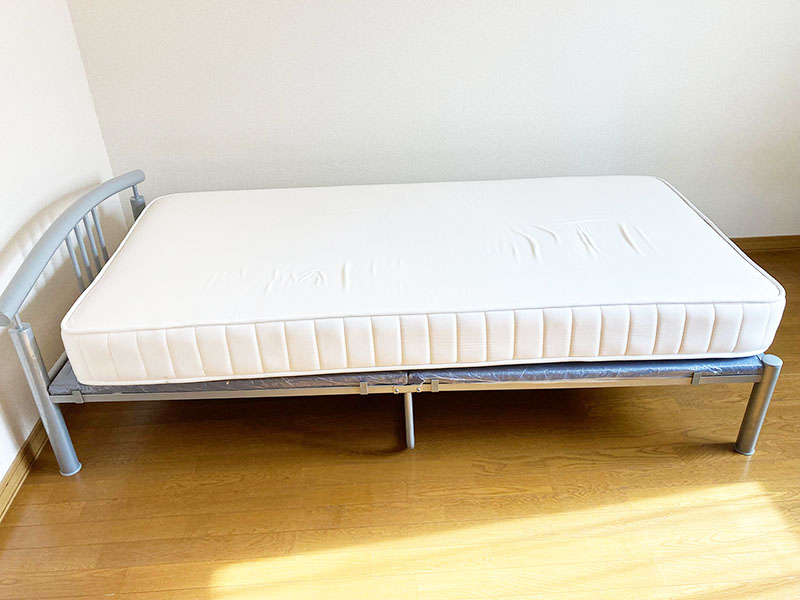 ベッドフレームにマットレス（別売り）