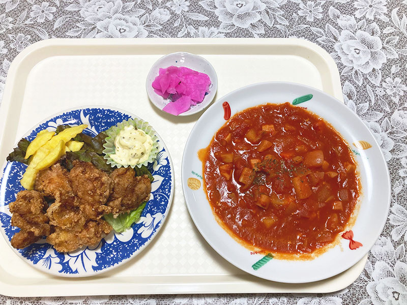 唐揚げ、フライドポテト、ミネストローネ、漬物