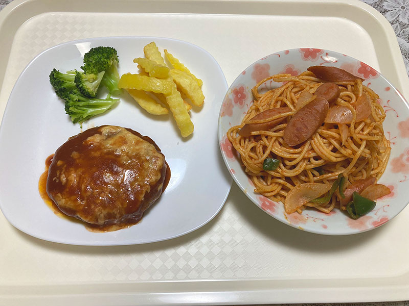 ハンバーグ、フライドポテト、ブロッコリー、ナポリタン