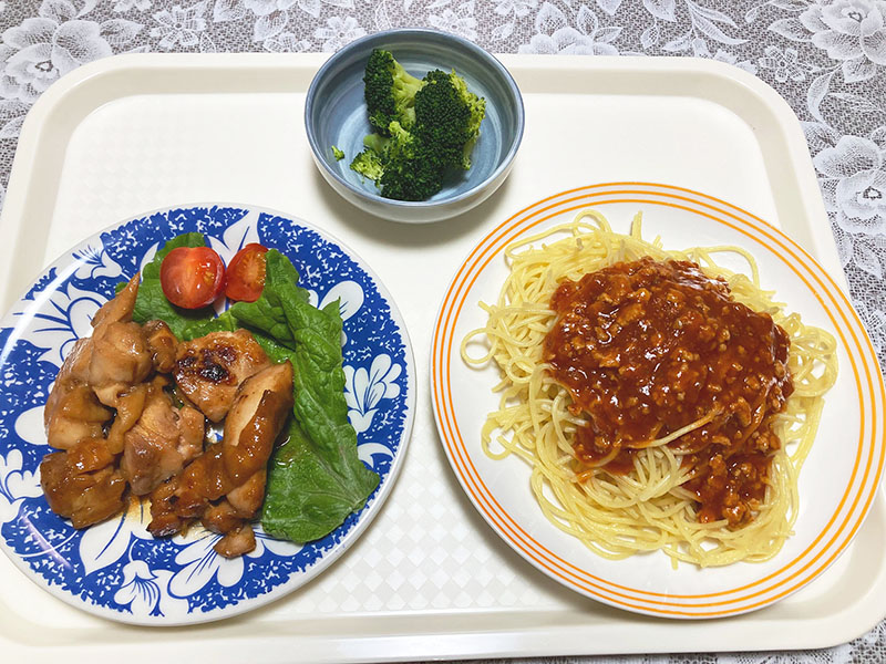 鶏モモの照り焼き、ブロッコリー、ミートパスタ