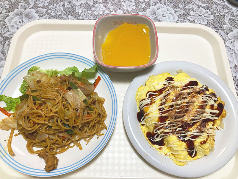 焼きそば、とん平焼き、オレンジゼリー