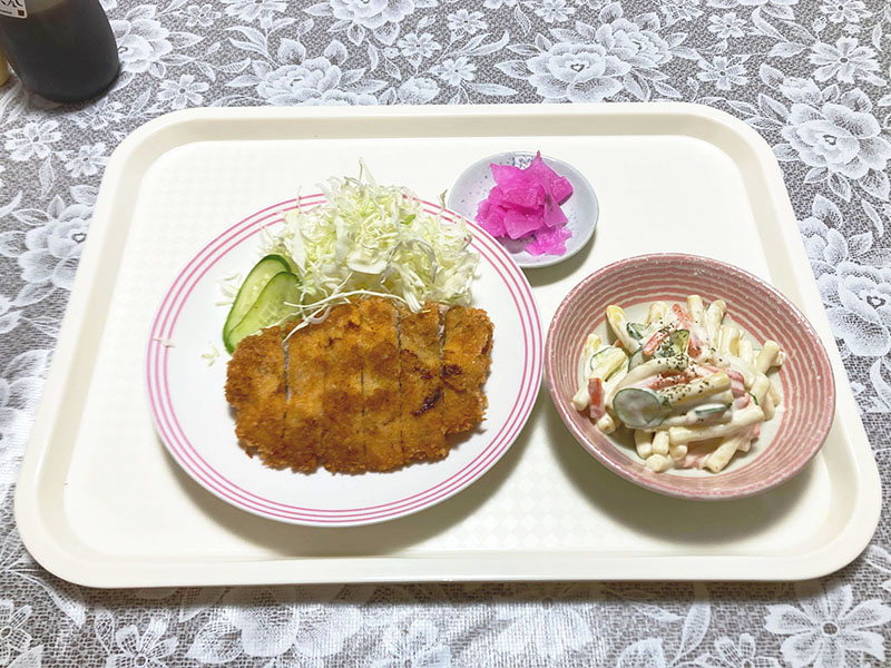 トンカツ、キャベツの千切り、マカロニサラダ、漬物